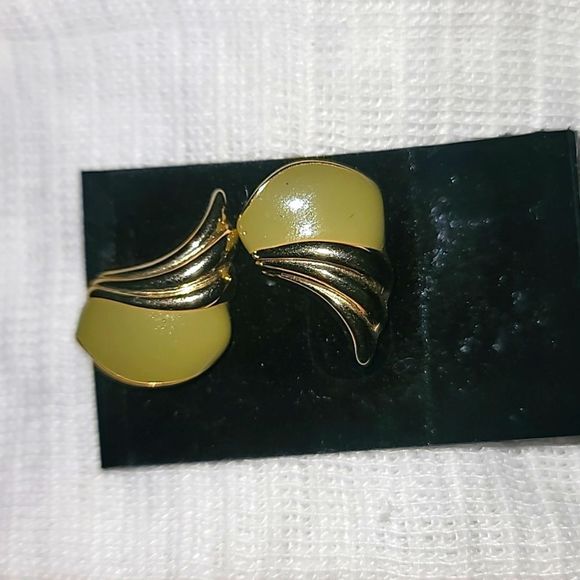 No Brand Jewelry - Vintage green and gold winged earrings